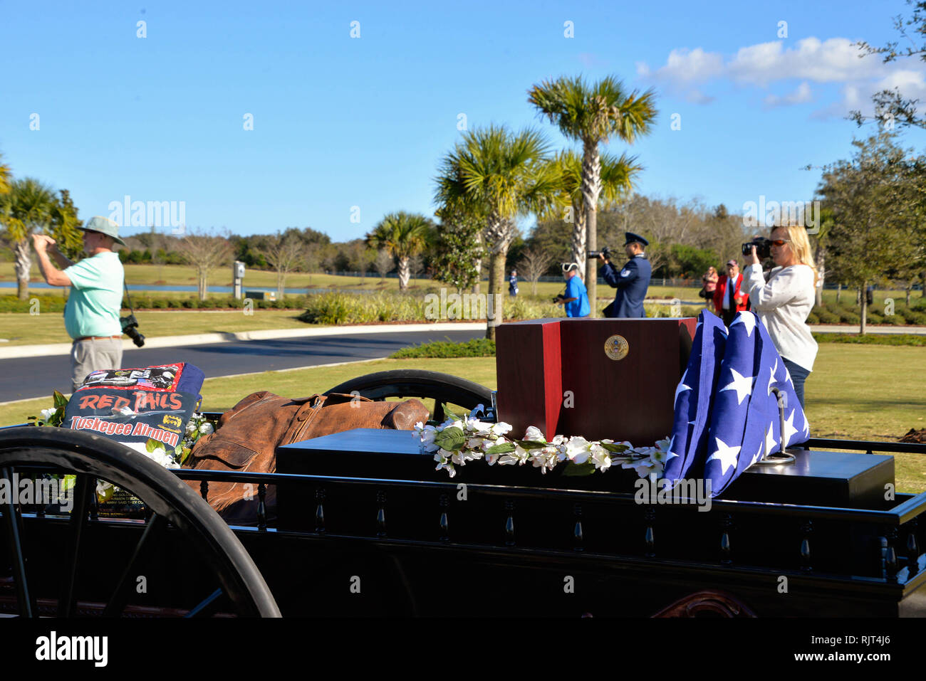 Cimetière national de Cap Canaveral, en Floride, le SGIE. USA. Le 7 février 2019. Officier de vol Tuskegee Airman Edwin Cowan est décédé en 2009 et fut enterré à Merritt Island, en Floride. Il n'y a pas de marqueurs, et pas de reconnaissance militaire. Après avoir trouvé cet extérieur, les anciens combattants ont décidé de changer les choses et le reste ont été déterrés avec sa femme et s'installe à CNCC. Edwin faisait partie du premier groupe de plus de 900 pilotes et l'équipage noir formés dans le 99e Escadron de chasse, 322e Fighter Group et le 447e Groupe de bombardement moyen. Credit : Julian Poireau/Alamy Live News Banque D'Images