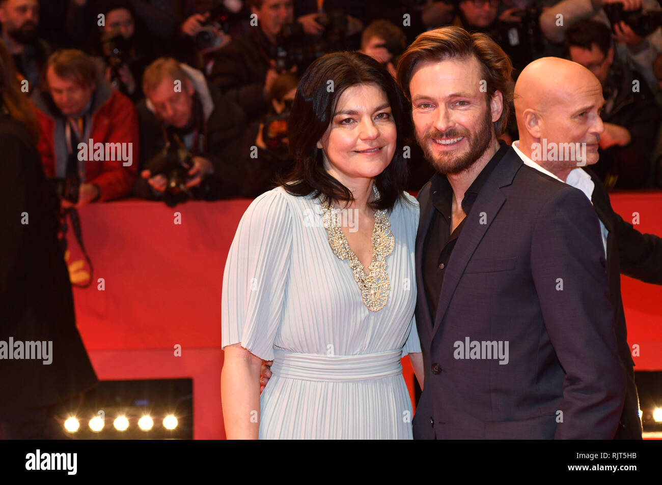 Berlin, Allemagne. 07Th Feb 2019. Jasmin Tabatabai et Andreas Pietschmann assister à l'ouverture du festival avec la 'La bonté des étrangers' première au 69e Festival International du Film de Berlin Berlinale Berlinale 2019 / au palais le 7 février 2019 à Berlin, Allemagne. Credit : Geisler-Fotopress GmbH/Alamy Live News Banque D'Images