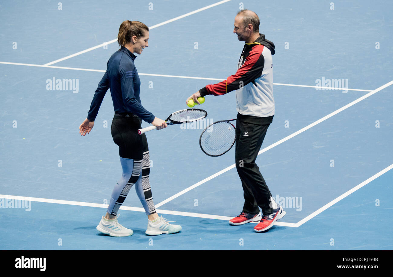 08 février 2019, Basse-Saxe, Braunschweig : Tennis, mesdames : Russie - Coupe du Monde de groupe, 1er tour, l'Allemagne - Bélarus : le manager de l'équipe Jens Gerlach est la formation d'Andrea Petkovic. Photo : Julian Stratenschulte/dpa Banque D'Images