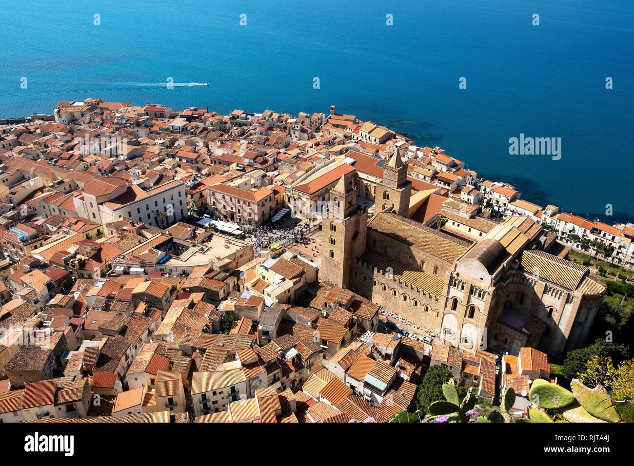 Vue panoramique vue aérienne de la vieille ville de Cefalù., Sicile, Italie. Banque D'Images