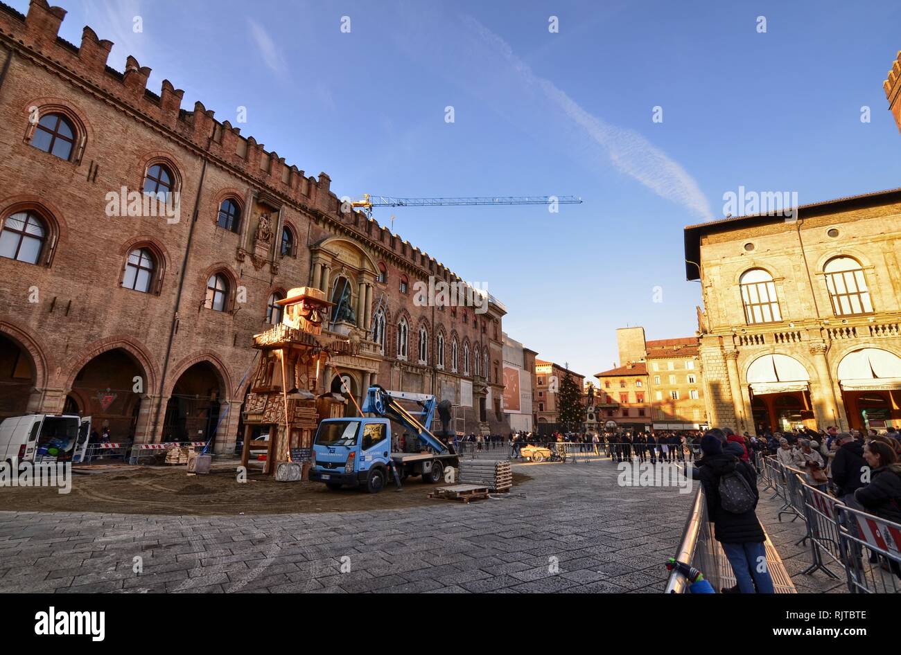 Bologne, Emilie-Romagne, Italie. En décembre 2018. La Piazza Maggiore, compte tenu de la fête du Nouvel An, c'est de monde. La marionnette représentant l'o Banque D'Images