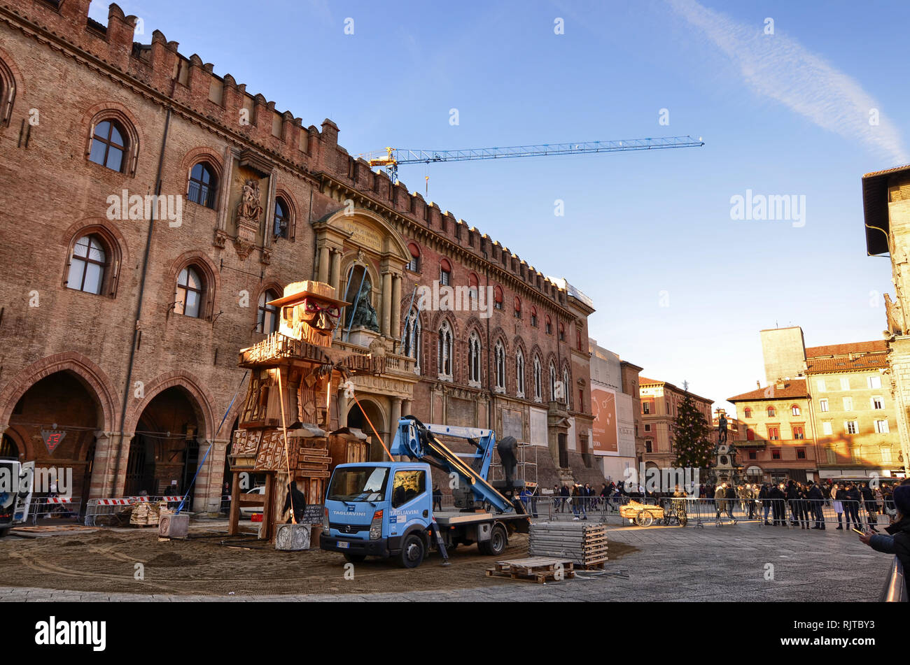 Bologne, Emilie-Romagne, Italie. En décembre 2018. La Piazza Maggiore, compte tenu de la fête du Nouvel An, c'est de monde. La marionnette représentant l'o Banque D'Images