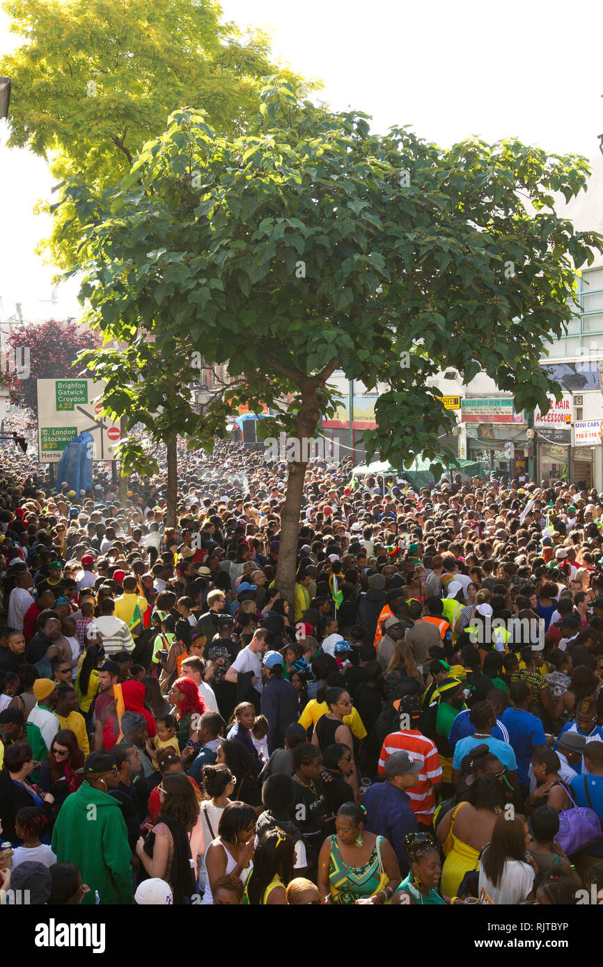 Les gens se réunissent pour l'assemblée annuelle "Brixton Splash,' pour marquer le Jour de l'indépendance de la Jamaïque le 5 août 2012 à Londres. Banque D'Images