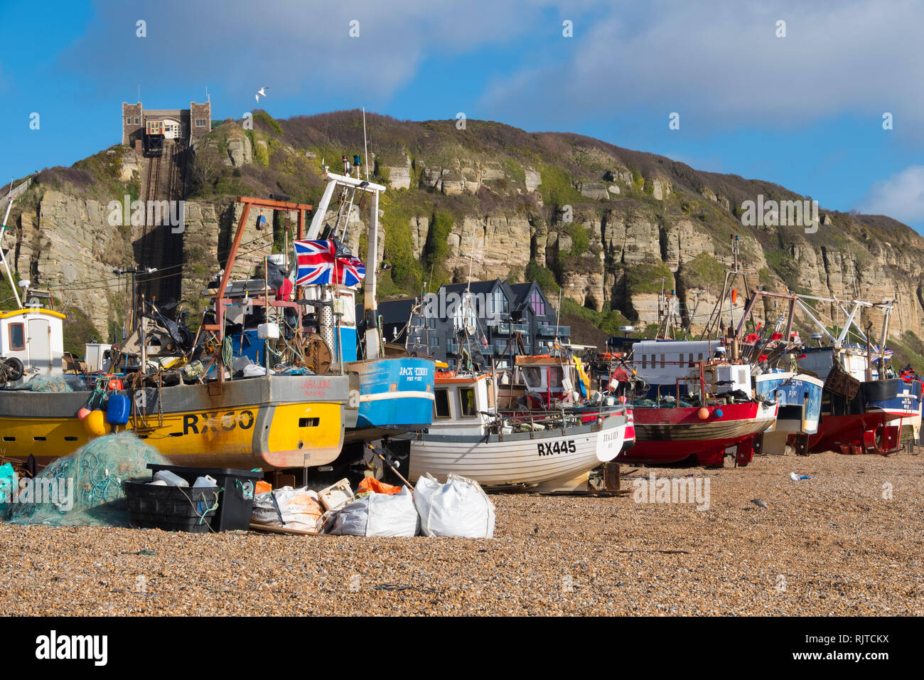 Bateaux de pêche sur la plage près de la vieille ville de Hastings, East Sussex, UK Banque D'Images