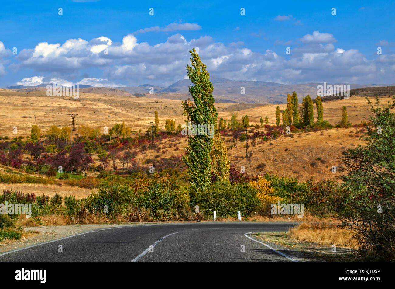Journée d'automne ensoleillée,avec un virage sur l'autoroute en passant par les contreforts de la crête de Geghama et menant à la monastère de Gherart en Arménie Banque D'Images