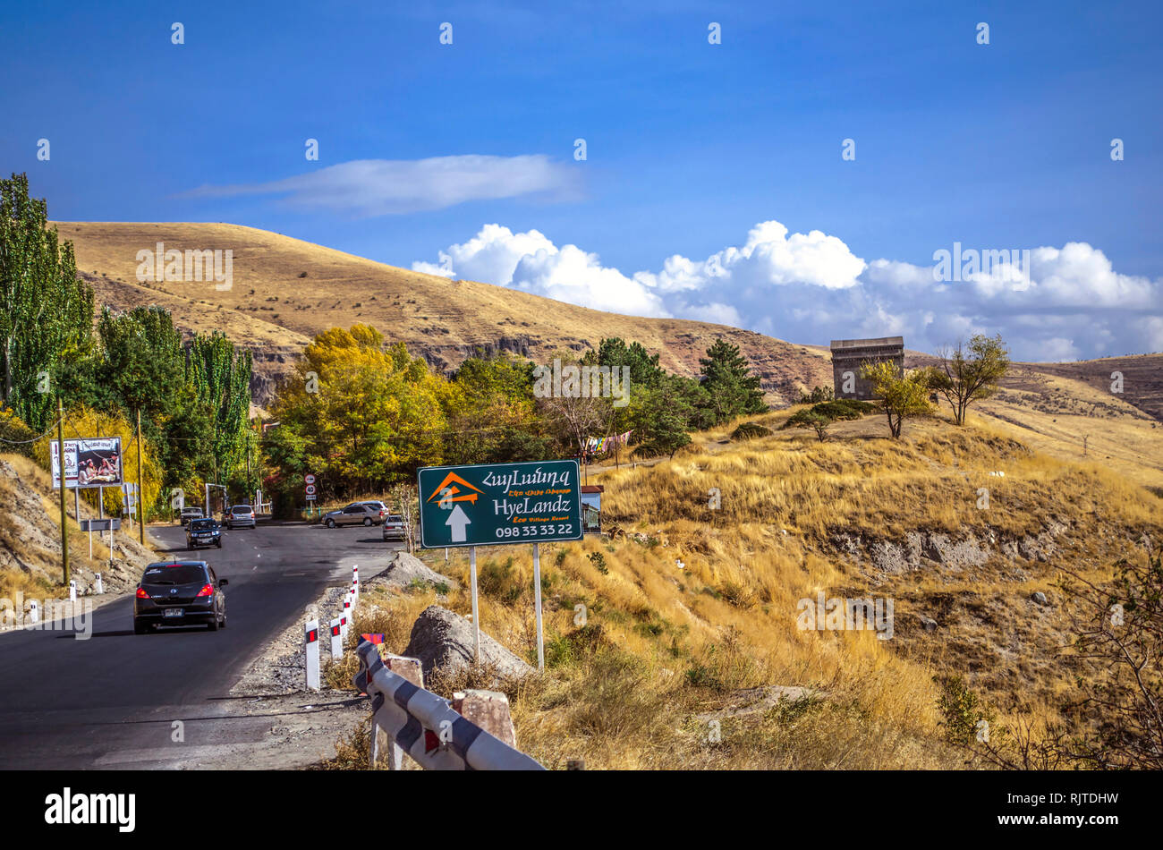 Gherart,Arménie,20 octobre,2018:vue d'automne sur une journée ensoleillée sur la route en passant par les contreforts de la crête de Geghama et conduisant à l'monast Banque D'Images