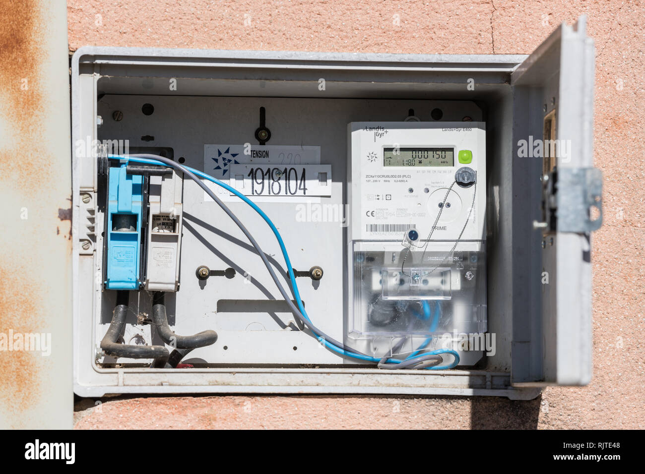 Ouvrir tableau électrique et compteur dans une rue de Cáceres, Extremadura,  Espagne Photo Stock - Alamy