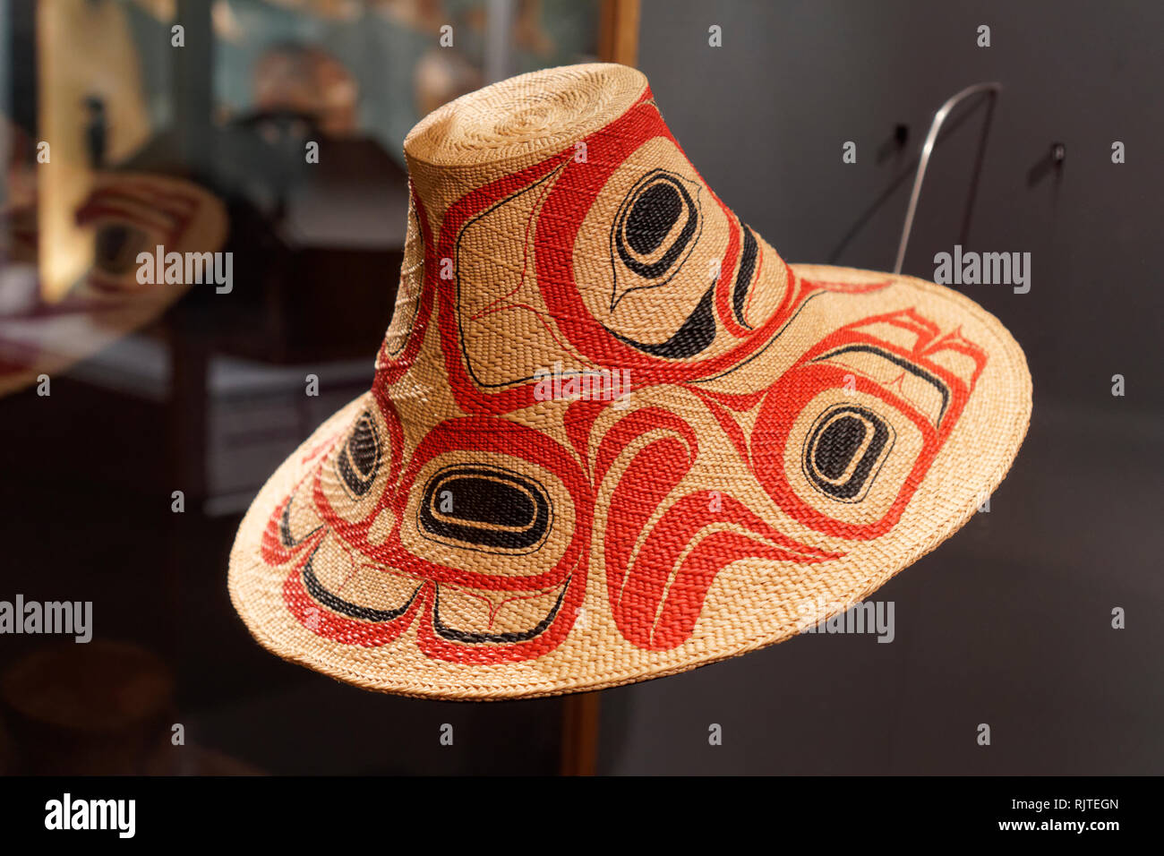 Premières Nations haïda traditionnel tissé rouge et noir corbeau racine d'épinette hat, Musée de Vancouver, British Columbia, Canada Banque D'Images