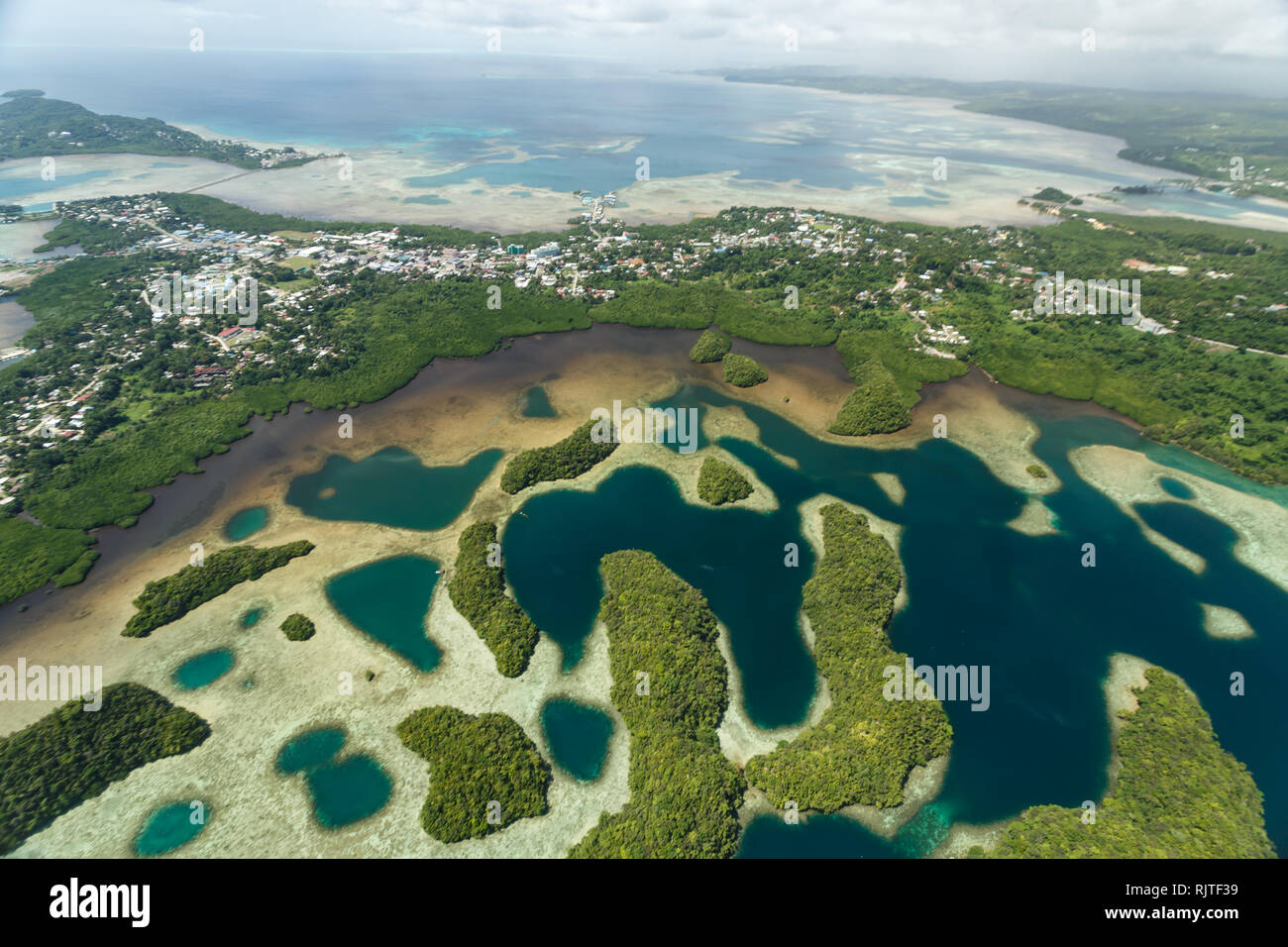 Vue aérienne de terres colorées, de récifs et de hauts-fonds de l'eau du récif de corail à Koror, Palau Banque D'Images