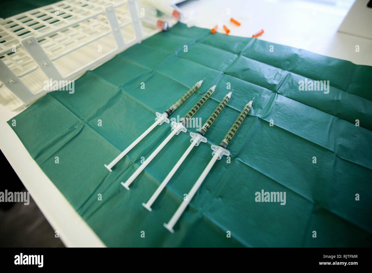 Les détails avec les seringues de sang et de plasma sanguin, tenant dans un laboratoire dentiste Banque D'Images