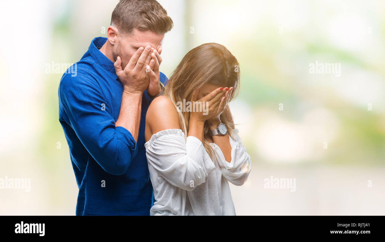 Jeune Couple Dans L Amour Sur Fond Isole Avec Expression Triste Couvrant Le Visage Avec Les Mains En Pleurant Concept De Depression Photo Stock Alamy