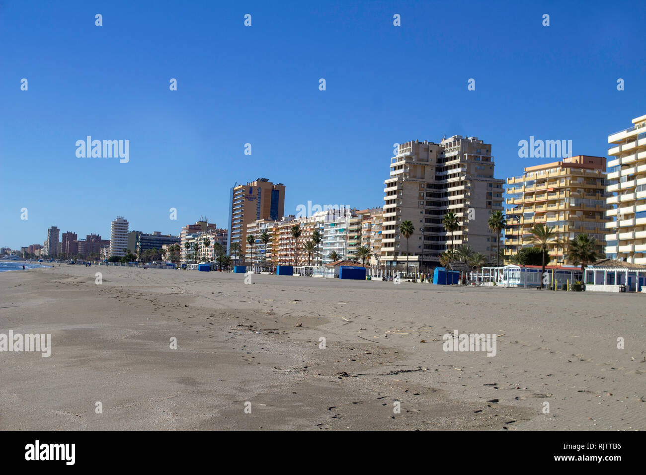 Los Boliches, Espagne. La plage de Los Boliches en direction de Fuengirola avec des appartements de vacances en arrière-plan. Banque D'Images