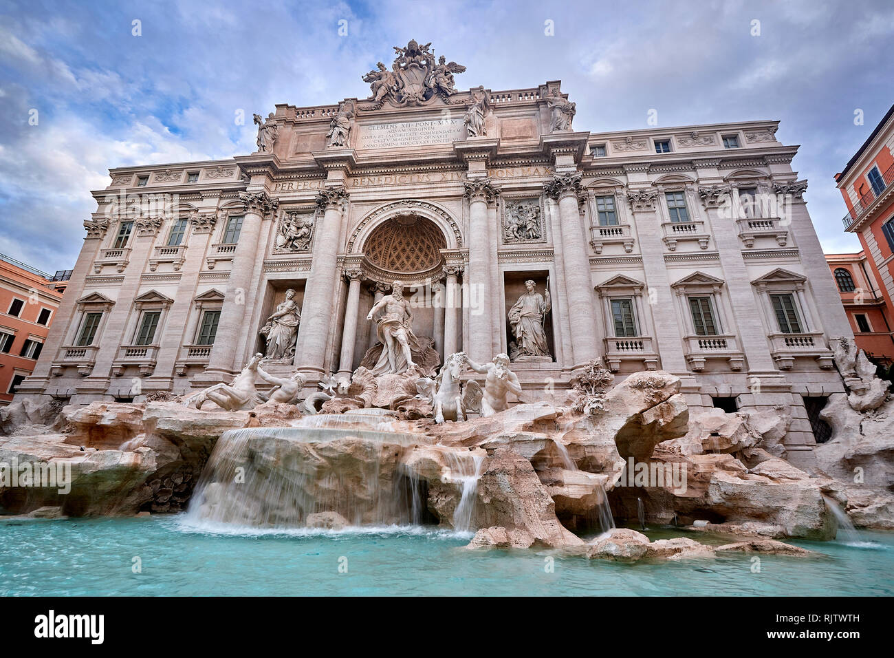 Vue générale de la fontaine de Trevi sur un beau matin Banque D'Images