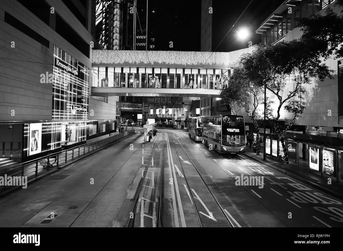 HONG KONG - Décembre 25, 2015 : la vue de pont supérieur du tramway à impériale. Le tram est le moins cher mode de transport public sur l'île de Hong Kong Banque D'Images