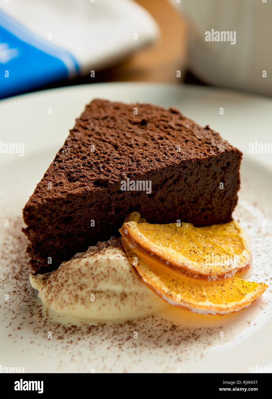 Gâteau moelleux au chocolat avec crème de mascarpone Banque D'Images