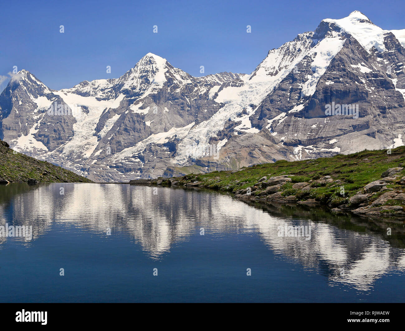 Eiger, Mönch et Jungfrau reflète dans Grauseewli Lac, alpes Suisse Banque D'Images