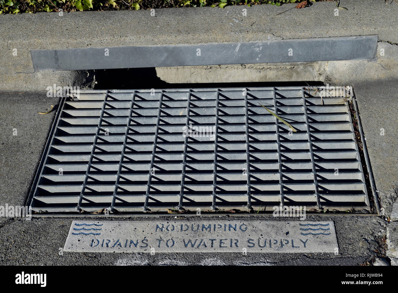 Vidange de rue panneau disant absence de dumping, les drains à l'approvisionnement d'eau, dans l'Est de San Francisco Bay, California Banque D'Images