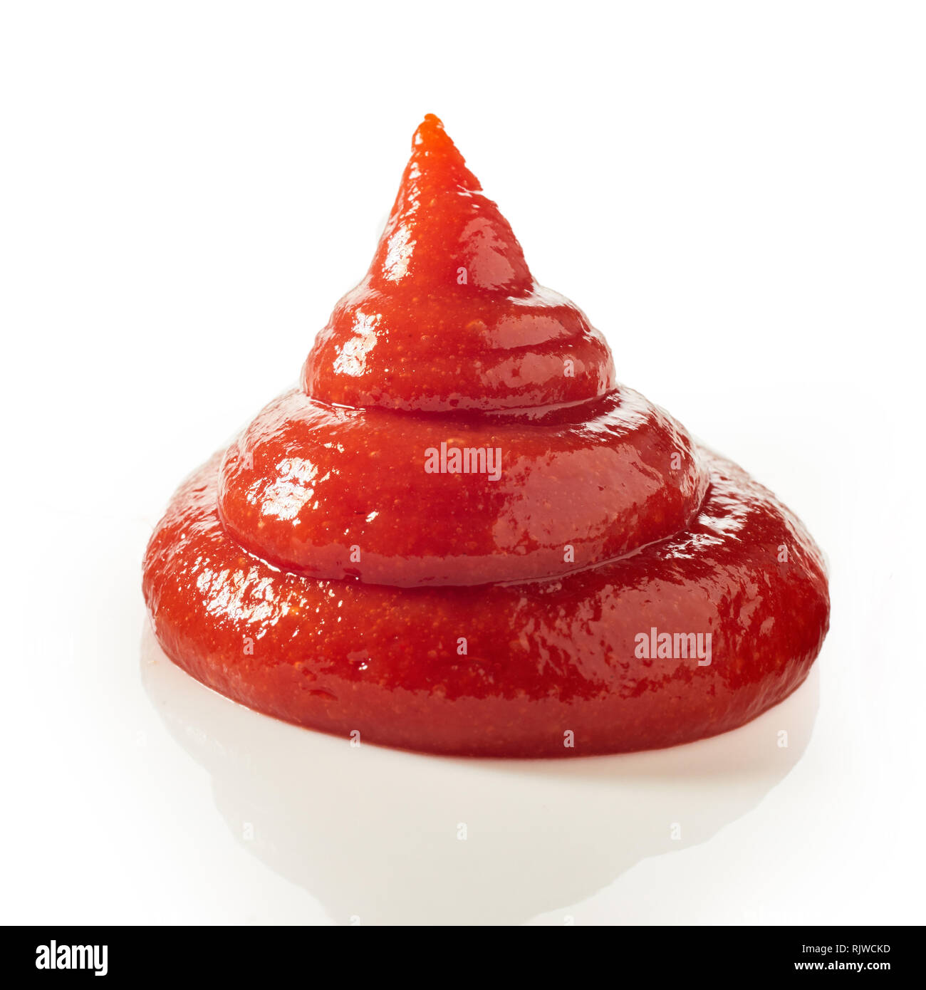 Présentation gastronomique de torsion du ketchup ou de la sauce tomate isolé sur blanc avec reflet dans un close up side view Banque D'Images