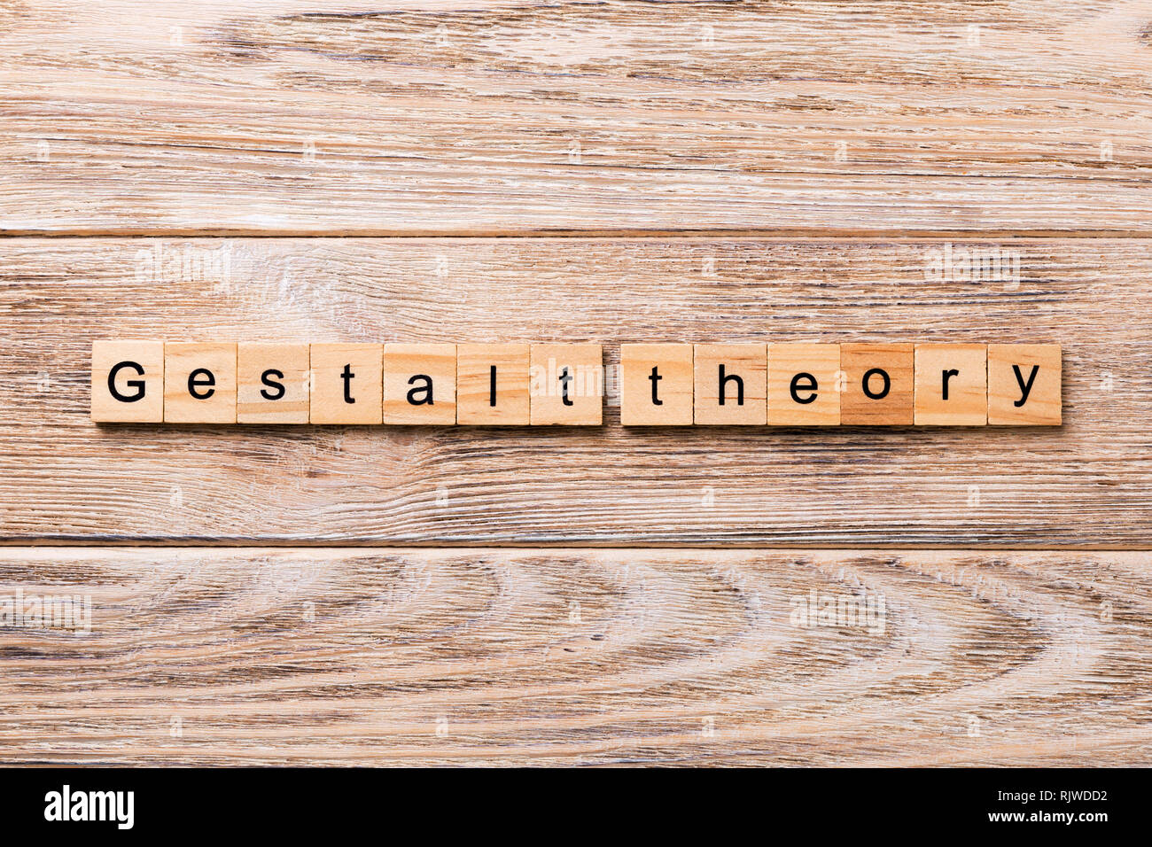 La Gestalt-théorie mot écrit sur une cale en bois. la Gestalt-théorie texte sur table en bois pour votre conception, concept. Banque D'Images