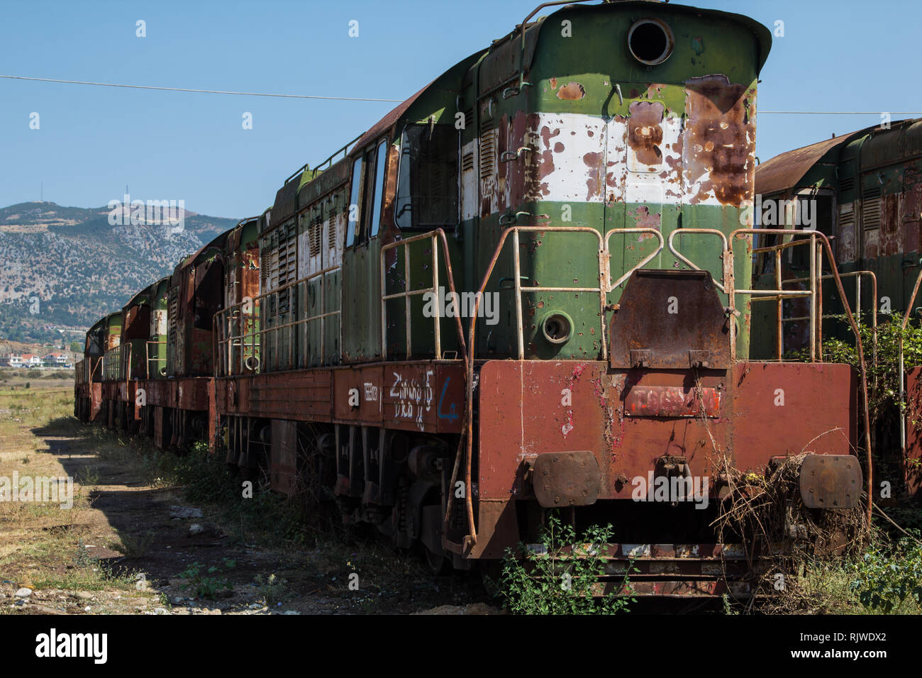 Gare de chemin de fer abandonnée est un endroit perdu dans la campagne de l'Albanie à l'Europe Banque D'Images