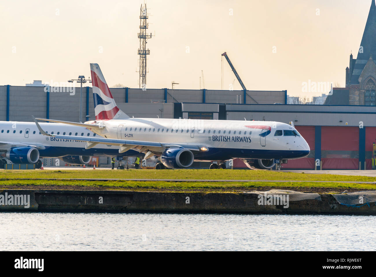Londres, Angleterre. Février 2018. Embraer ERJ-190SR G-LCYK British Airways effectués par BA CityFlyer, au départ de l'aéroport de Londres City (LCY) Banque D'Images