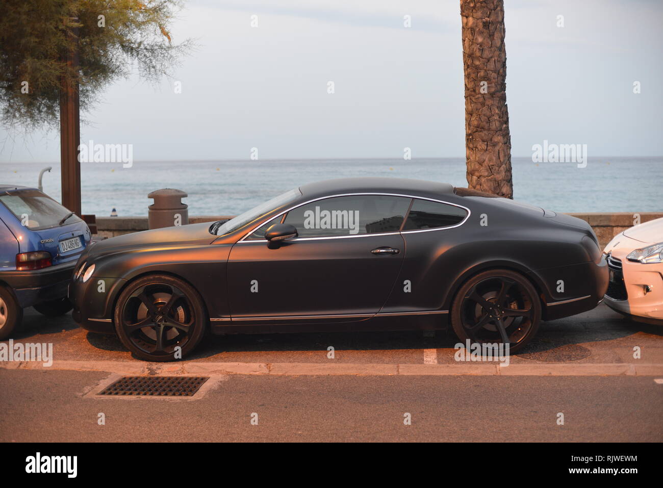 Bentley Continental Sud de la France mal garée Banque D'Images