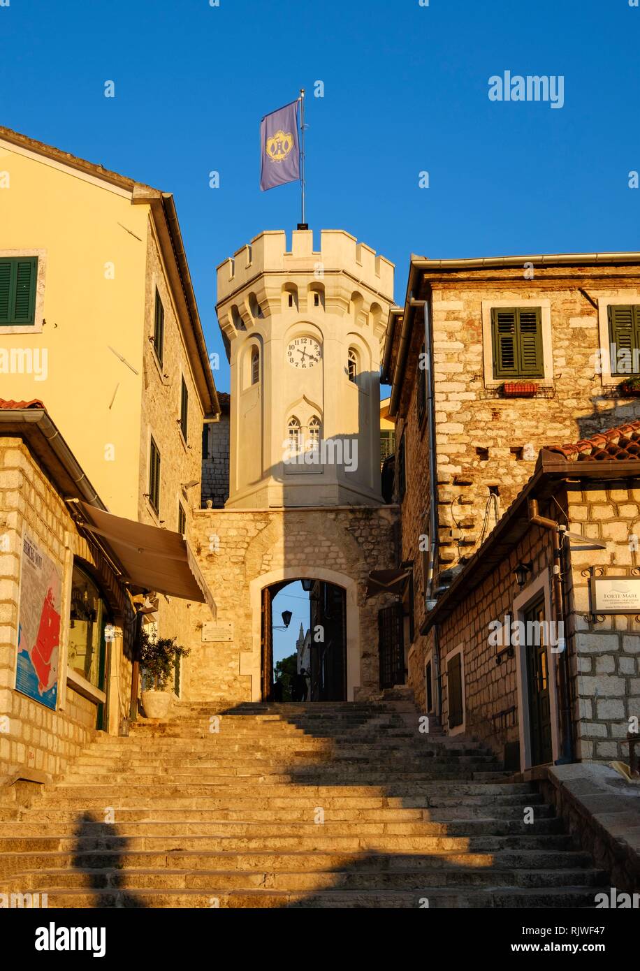 Tour de l'horloge, Vieille Ville, Herceg Novi, dans la baie de Kotor, Monténégro Banque D'Images
