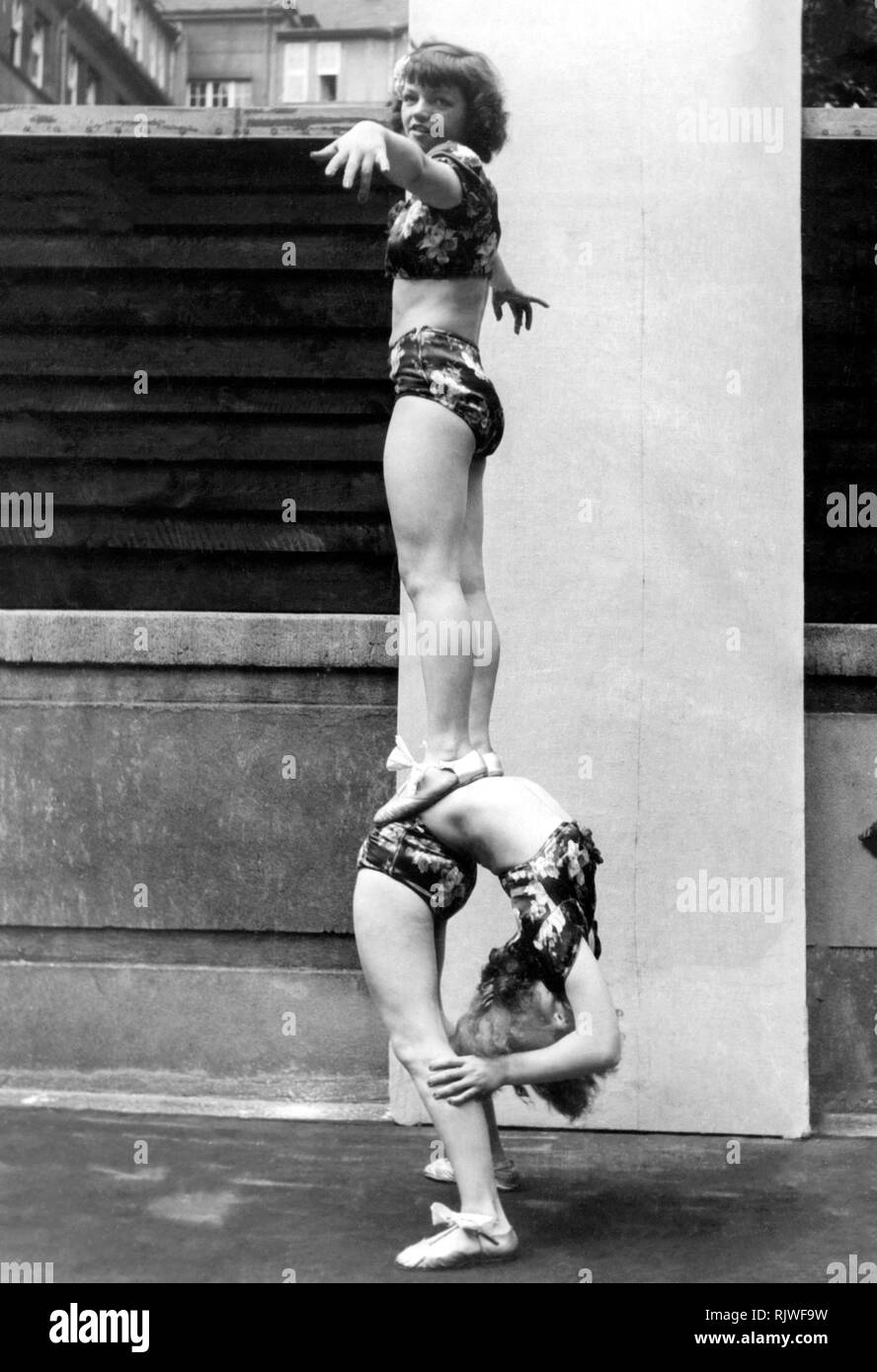 Deux acrobates formation, années 1930, Allemagne Banque D'Images