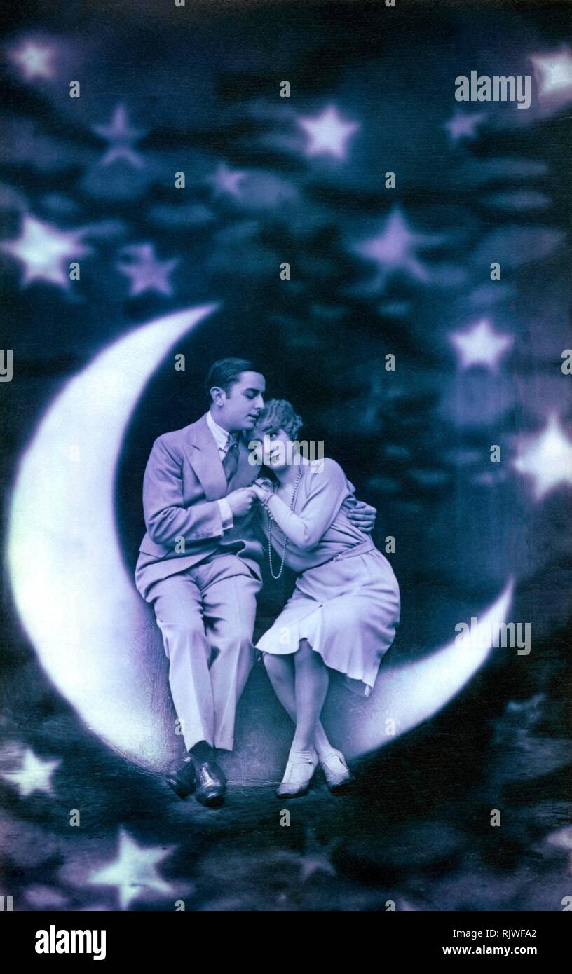 Montage Rapide Les Amoureux Assis Sur Le Croissant De Lune 19 Allemagne Photo Stock Alamy