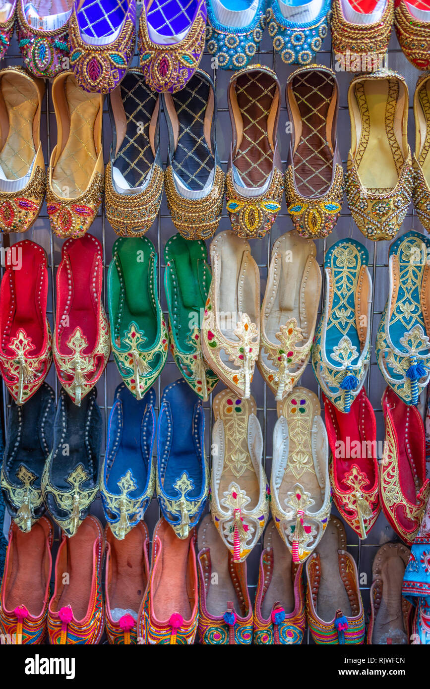 Babouche chaussons colorés souks à Dubaï, Émirats Arabes Unis Unied Banque D'Images