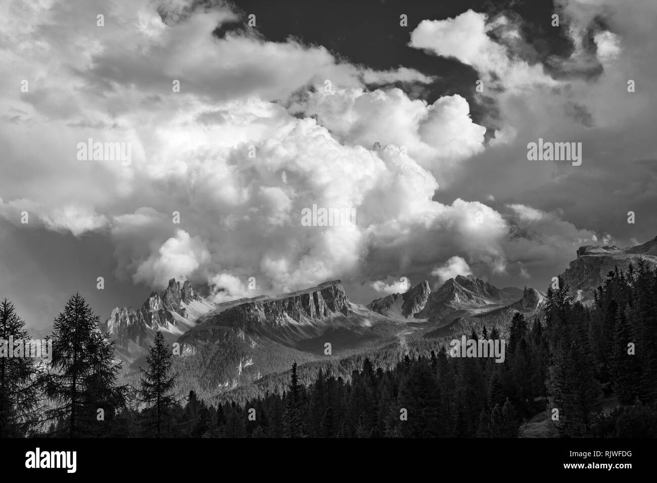 Les Dolomites, Italie du Nord. Les pics de la 2182m dei crêpe Ronde, Nuvolau (2575m) et Averau (2649m), vu l'avancement avant qu'un orage (b/w) Banque D'Images