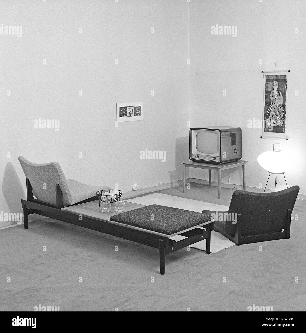 La télévision dans les années 1950. L'intérieur d'une chambre avec un typique 50s téléviseur. ref BV19-6 Suède 1957 Banque D'Images