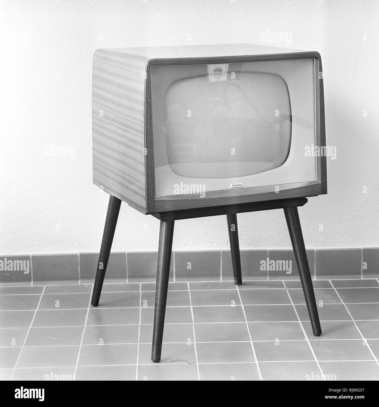 La télévision dans les années 1950. Un téléviseur Radiola qui était  disponible pour les clients 1957.