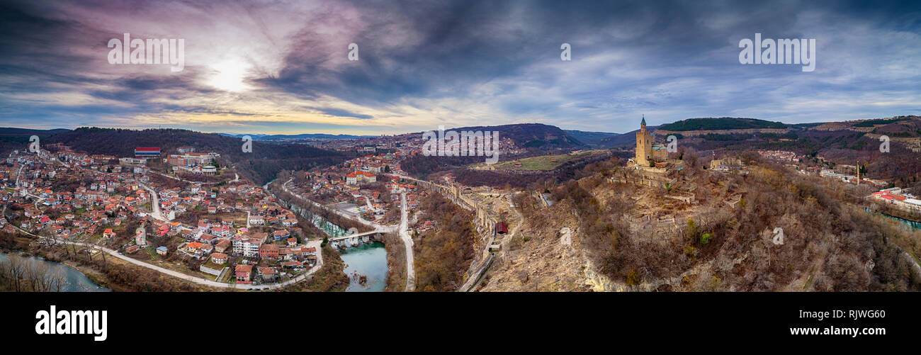 Vue Aérienne Vue panoramique sur la forteresse de tsarevets Veliko Tarnovo en Bulgarie - Image Banque D'Images