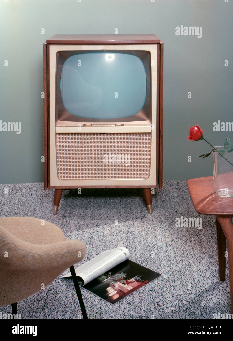 La télévision dans les années 1950. Un téléviseur Grundig qui était  disponible pour les clients 1957. Un typique des années 1950 avec un coffret  en bois. ref BV66-1 Photo Stock - Alamy