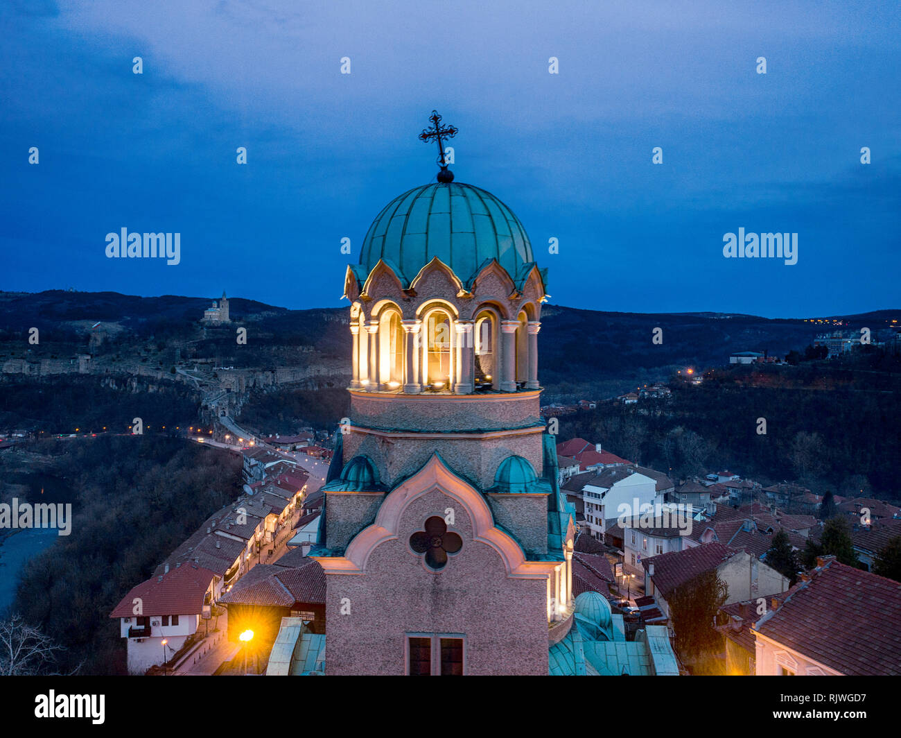 Vue nocturne de la cathédrale orthodoxe patriarcal de la Sainte Ascension de Dieu, Veliko Tarnovo, Bulgarie Banque D'Images