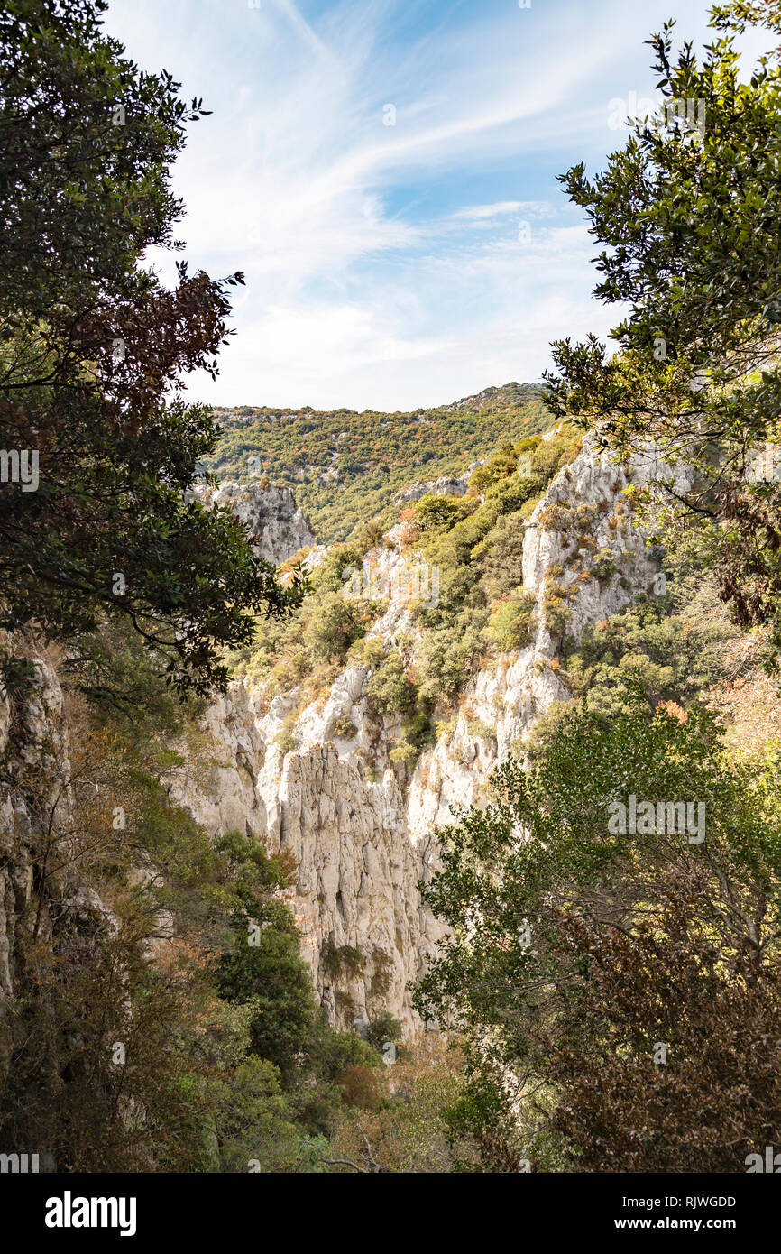 Vallée profonde, dans le sud de la France : les Gorges de Galamus. Banque D'Images