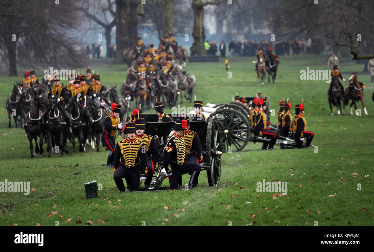 Montre : 41 Pic salut au canon de Green Park. Un grand nombre de troupe d'artillerie à cheval du roi étaient des femmes cette année. pic par Gavin Rodgers/Pixel8000 Banque D'Images