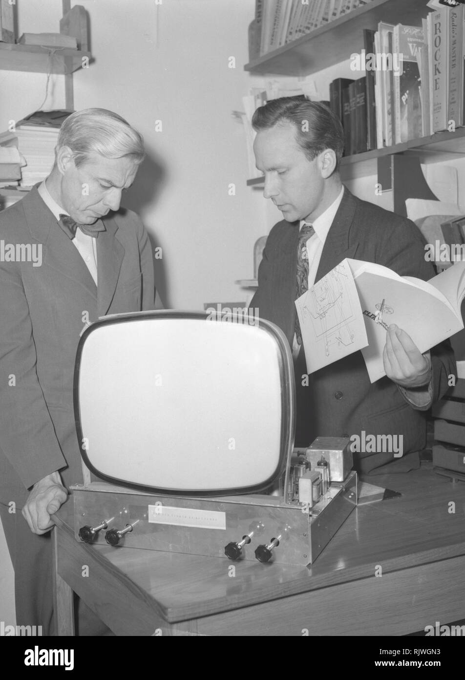 La télévision dans les années 1950. Un homme avec un appareil de télévision en production ou d'essai à l'Elfo Company expérimente les technologies de télévision payante. Janvier 1954 Banque D'Images La télévision dans les années 1950. Un homme avec un appareil de télévision en production ou d'essai à l'Elfo Company expérimente les technologies de télévision payante. Janvier 1954 Banque D'Images