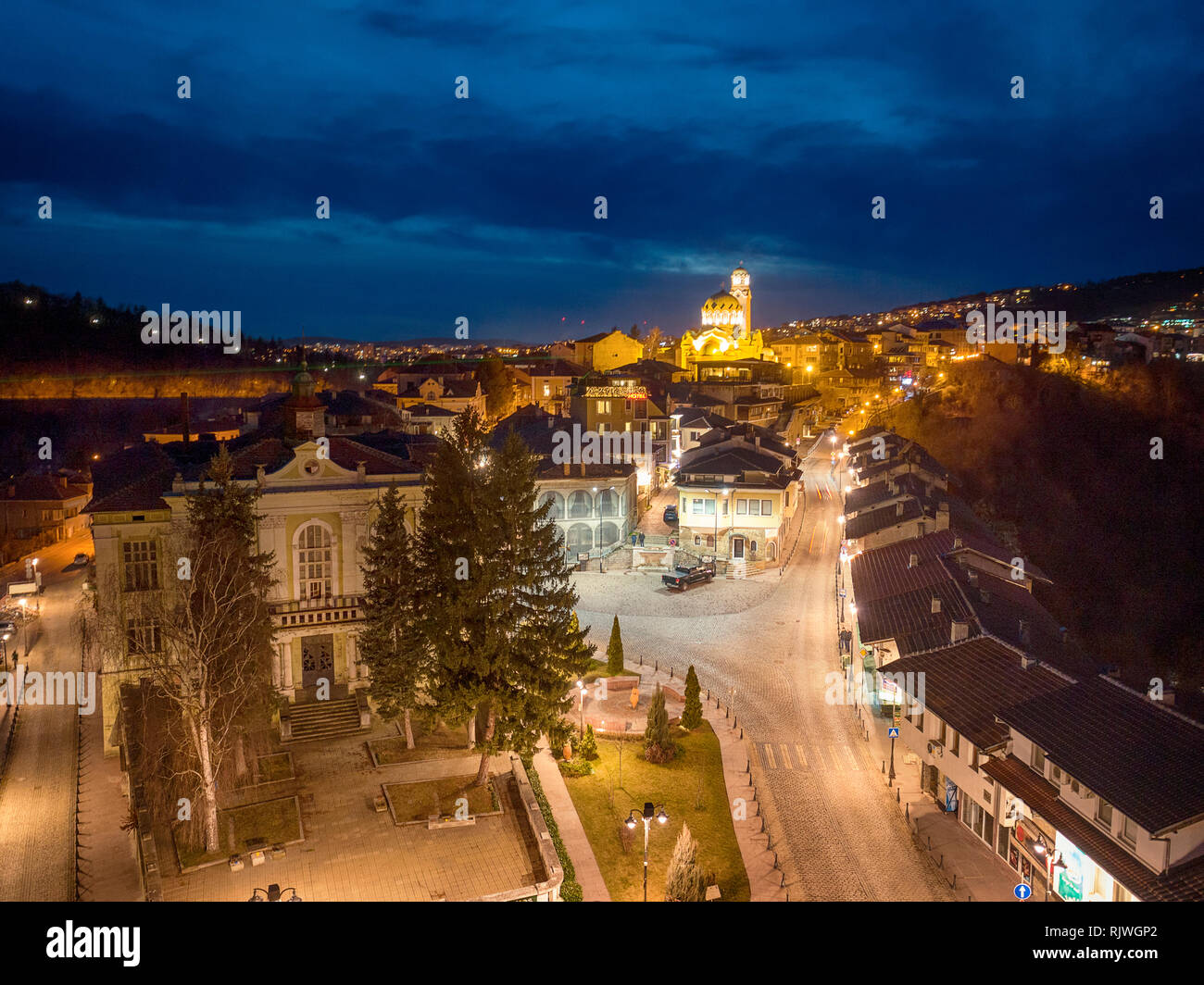 Vue aérienne Drone nuit sur Veliko Tarnovo. Cityscape de tsarevets colline. - Image Banque D'Images