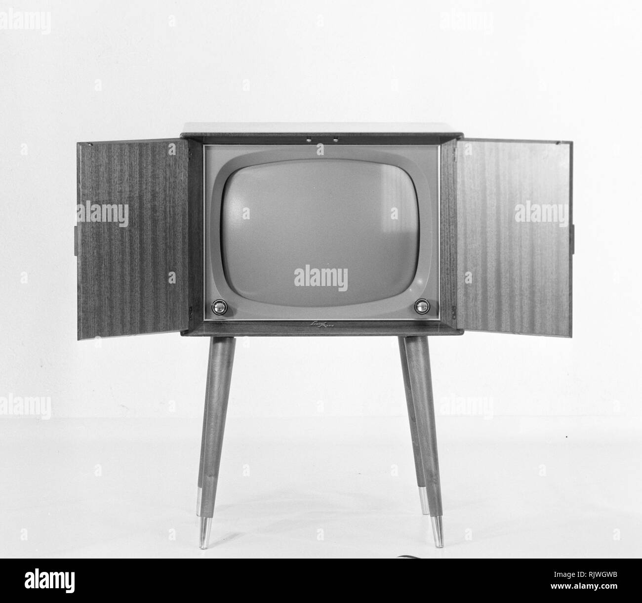 La télévision dans les années 1950. Début de téléviseur avec portes pliantes que vous pourriez fermer lorsqu'il n'est pas regarder la télévision. Mai 1959. La Suède Banque D'Images