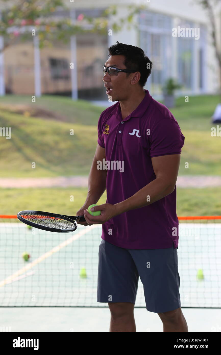 Thaï de renommée internationale, ancien champion de tennis entraîneurs Paradorn Srichaphan de jeunes étudiants d'une école internationale à Hua Hin. Banque D'Images