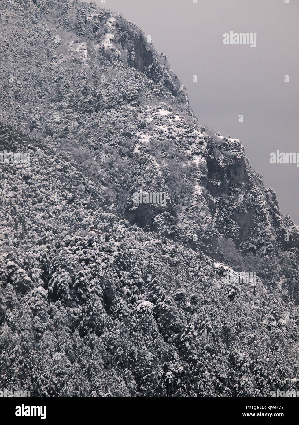 Vue de l'Olympe montagnes couvertes de neige, de Litohoro en Piérie Grèce. Banque D'Images