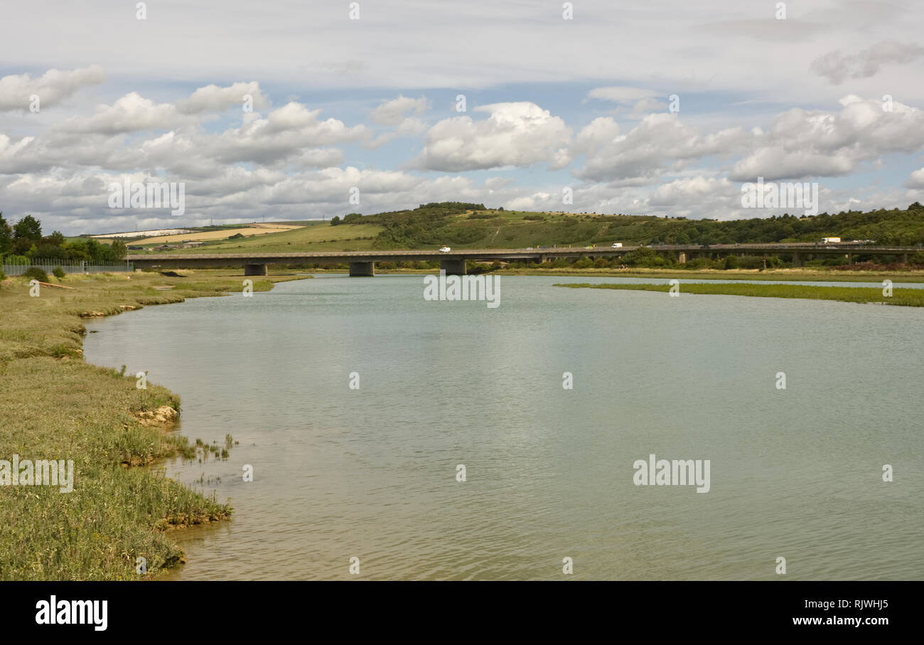 L'estuaire de la rivière Adur à Shoreham dans le West Sussex, Angleterre. Avec A27 Road Bridge en arrière-plan Banque D'Images