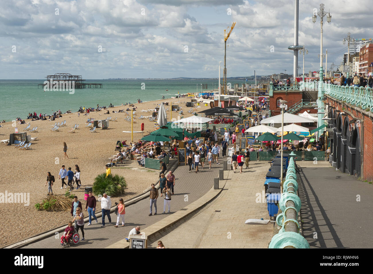 Les personnes bénéficiant de la mer à la plage de Brighton et de la promenade. East Sussex, Angleterre Banque D'Images
