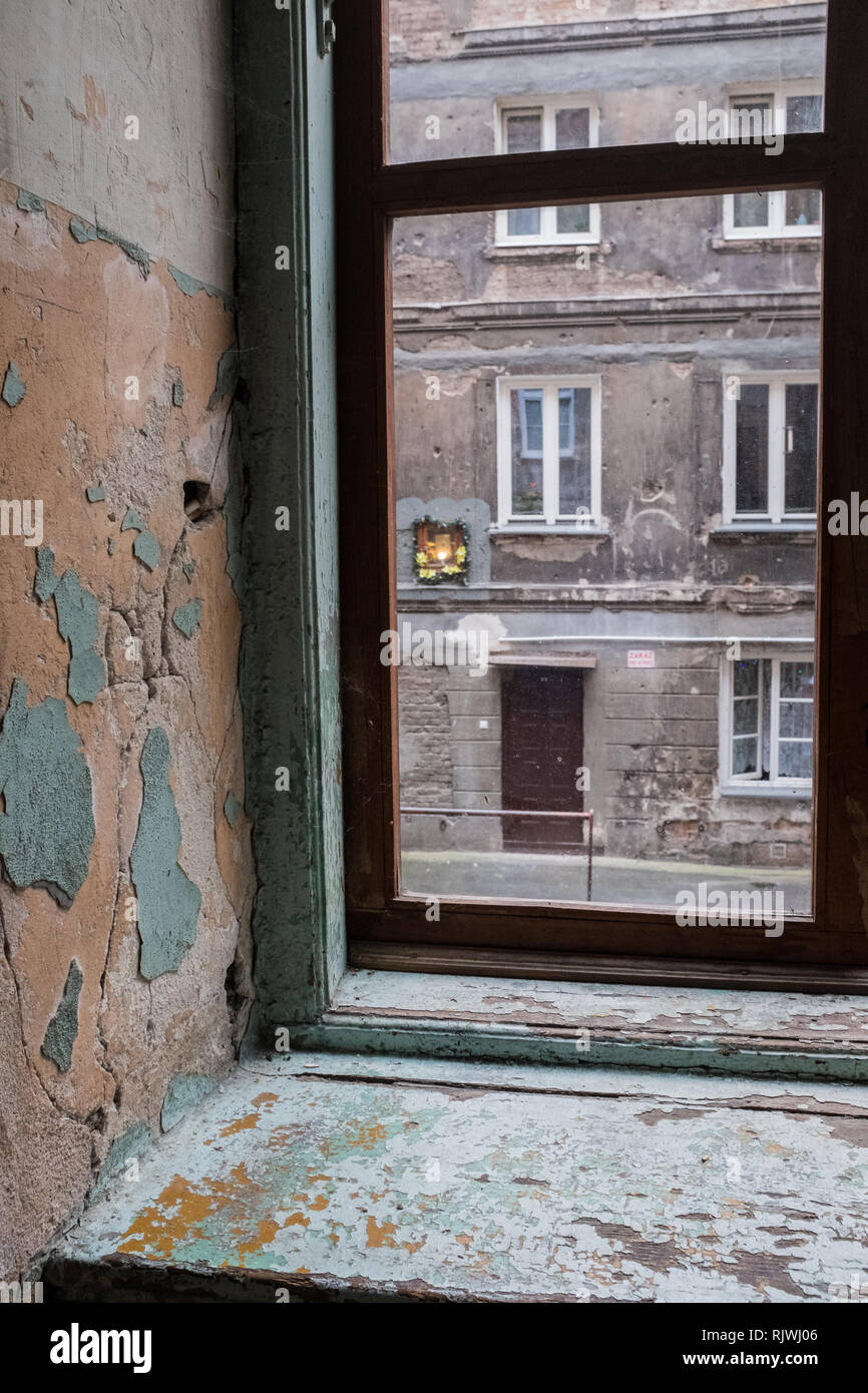 Effigie de la Vierge Marie dans un mur dans un immeuble à Varsovie, comme vu à travers une fenêtre Banque D'Images