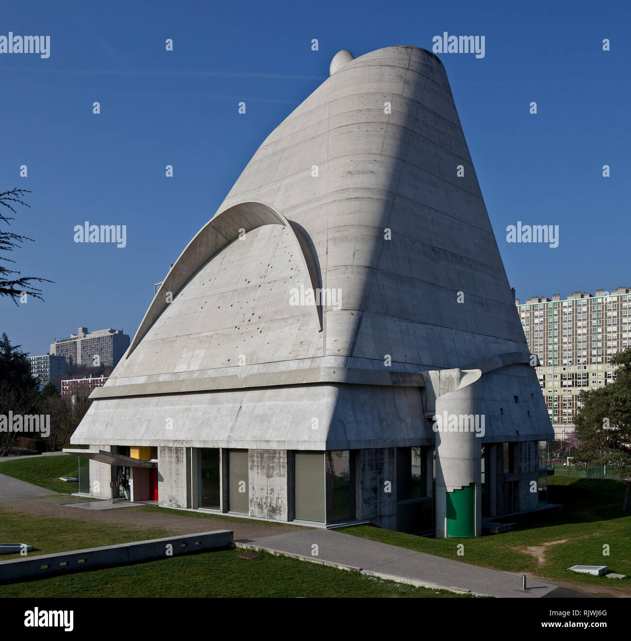 Firminy, église St Pierre, Le Corbusier Posthum, 1970 bis 2006 mit Unterbrechungen, Ansicht von Nordosten liens Wohnblock, Unite d'habitation 1965-67 Banque D'Images