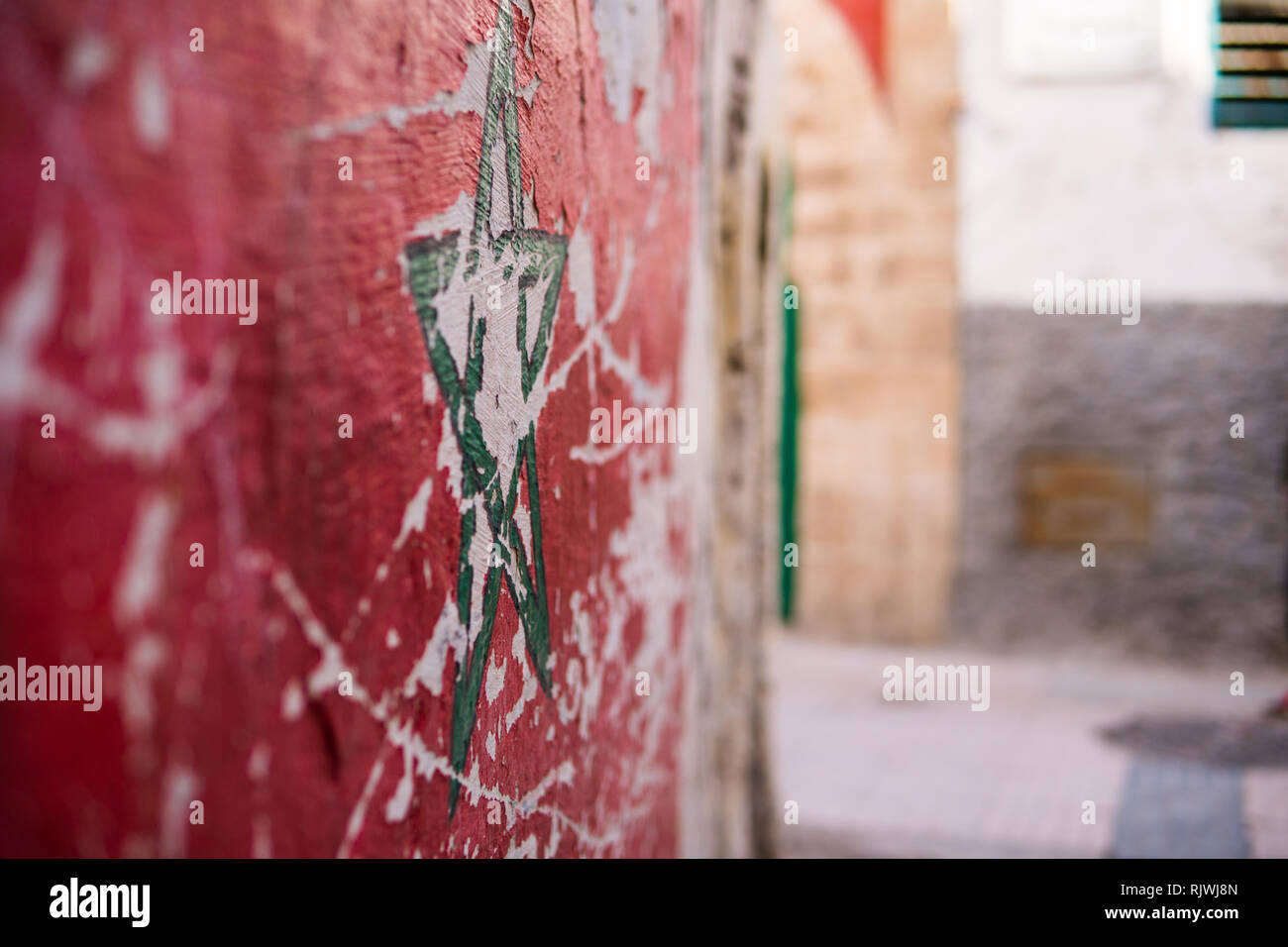 Drapeau Green star du Maroc sur la rue Wall en médina d'Essaouira. Banque D'Images