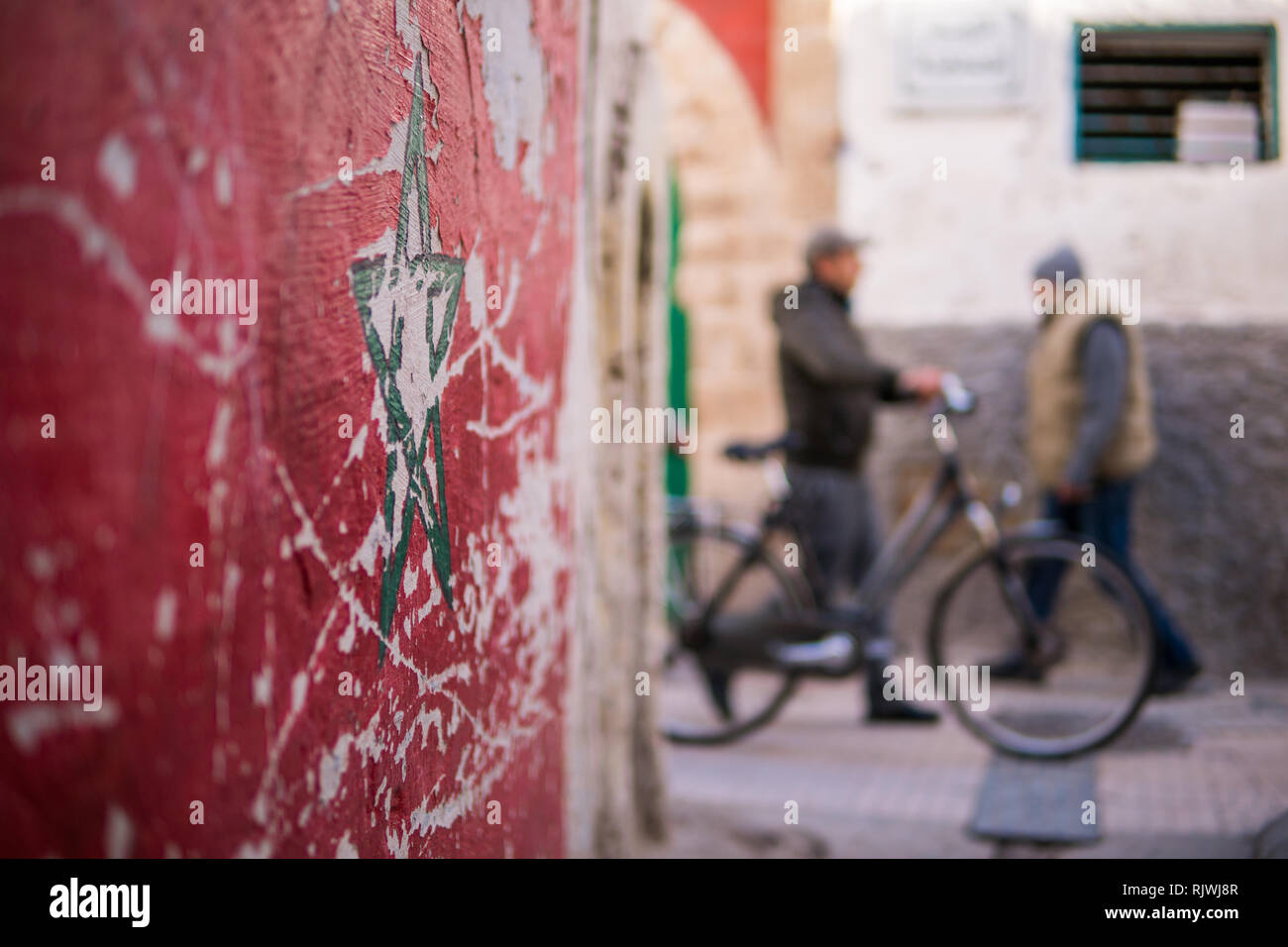 Drapeau Green star du Maroc sur la rue Wall en médina d'Essaouira. Banque D'Images