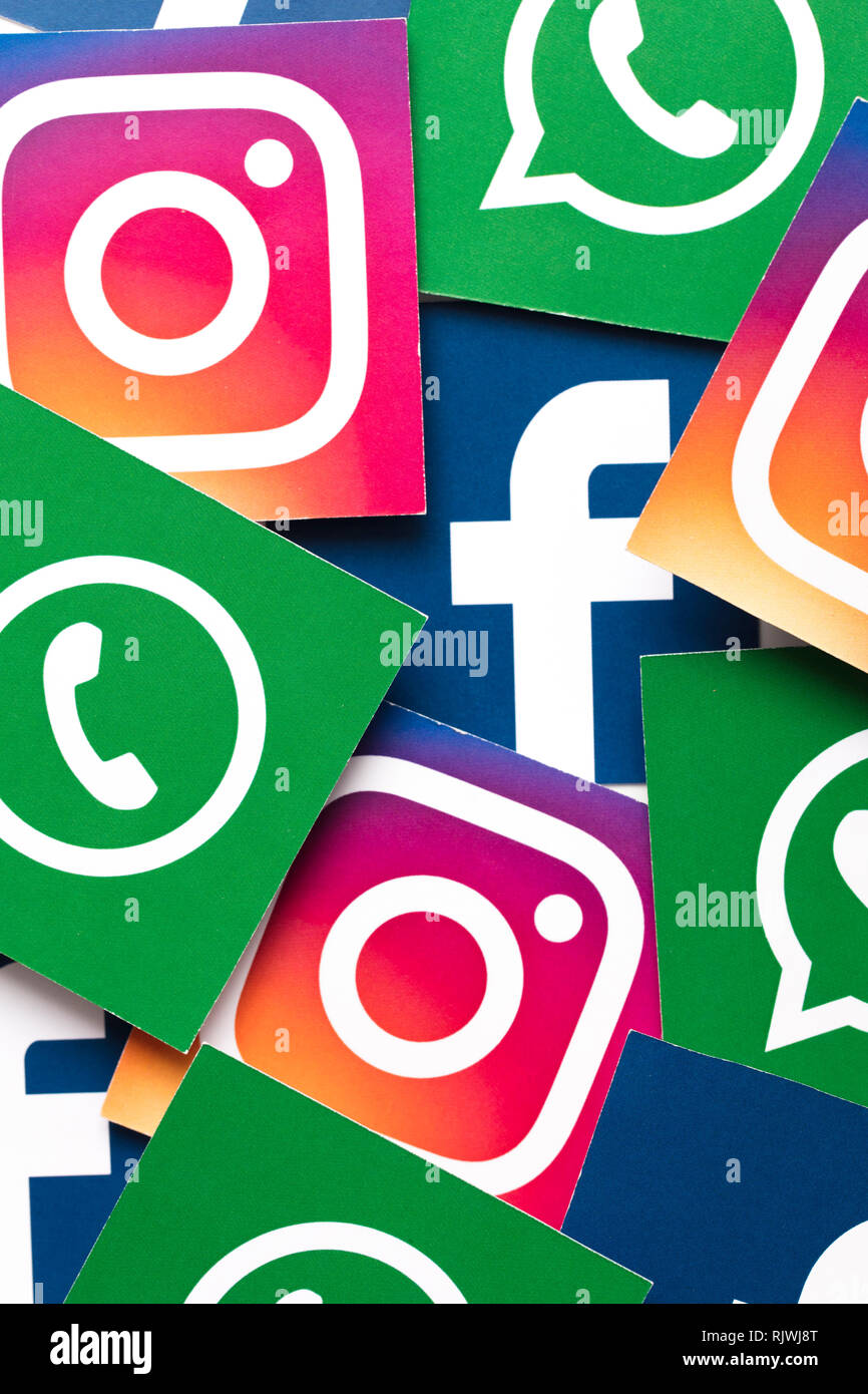 Londres, UK - 8 février 2019 : Facebook, Instagram et Whatsapp logos imprimés sur papier. Banque D'Images